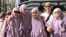 Potret Namira Adjani dan sepupunya mengenakan gamis dengan warna ungu senada ini curi perhatian. Dalam perjalanan umroh kali ini, Alya Rohali tidak turut serta. Namun diketahui Alika boyong anak dan suaminya. Dari foto kebersamaan yang diunggah oleh Jani belum lama ini terlihat jika Namira Adjani, Alika dan Kalya Islamadina memang sangat dekat satu sama lainnya. (Liputan6.com/IG/@namiradjani)