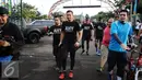 Bakal calon gubernur DKI Jakarta, Agus Harimurti Yudhoyono (tengah) bersiap berolahraga bersama di Area Kebun Binatang Ragunan Jakarta, Minggu (9/10). Selain olahraga, AHY juga melakukan bersosialisasi dengan warga. (Liputan6.com/Helmi Fithriansyah)