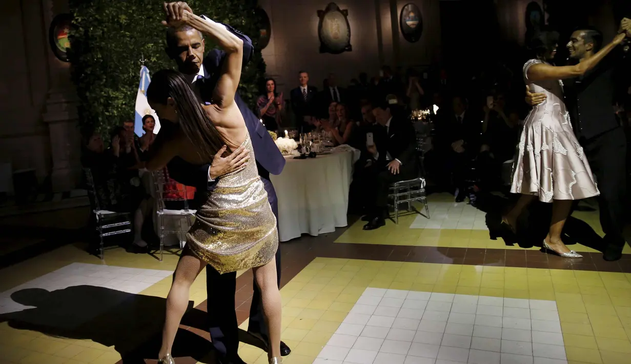 Aksi Obama berdansa tango dengan penari dalam jamuan makan malam kenegaraan bersama Presiden Argentina Mauricio Macri di Buenos Aires, Argentina, (23/3). Tango merupakan tarian khas dari Argentina. (REUTERS/Carlos Barria)