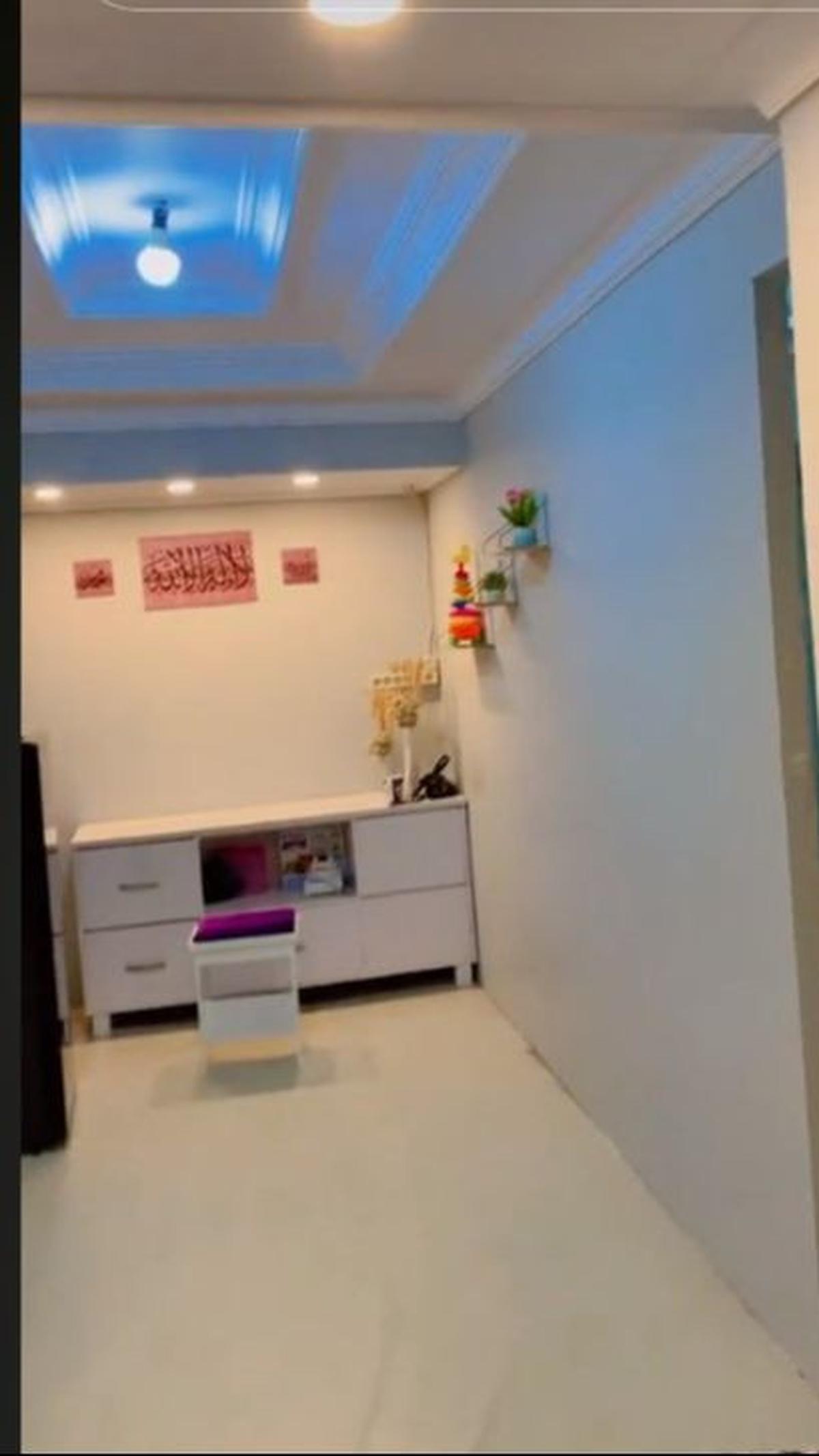 Pertama masuk, terlihat sofa warna abu-abu yang nyaman untuk diduduki. Masuk ke dalam terdapat ruang tengah dan kamar tidur.&nbsp;