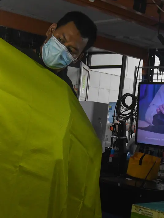 Pekerja memilih kain untuk dijahit di workshop Torch, di Bandung, Jawa Barat, Sabtu (24/04/2021). Start-Up fashion ini mampu bertahan bahkan berkembang di saat pandemi dengan memaksimalkan strategi pemasaran online melalui e-comers. (Liputan6.com/Pool)