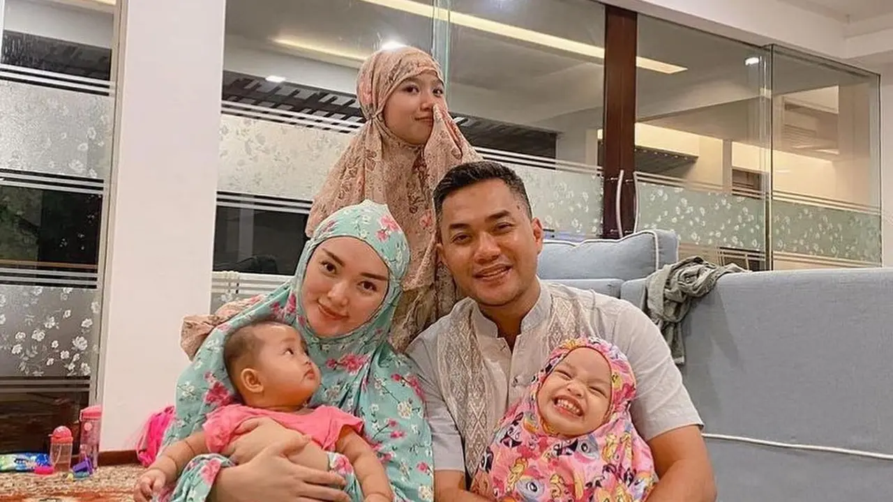 Zaskia Gotik unggah potret bersama keluarga jalani ibadah di bulan Ramadan. (Foto: Instagram/zaskia_gotix)