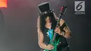 Gitaris Guns N' Roses, Slash saat tampil pada konser Guns N' Roses “Not In This Lifetime” Tour in Jakarta 2018 di Stadion Gelora Bung Karno, Jakarta, Kamis (8/11). (Liputan6.com/Faizal Fanani)