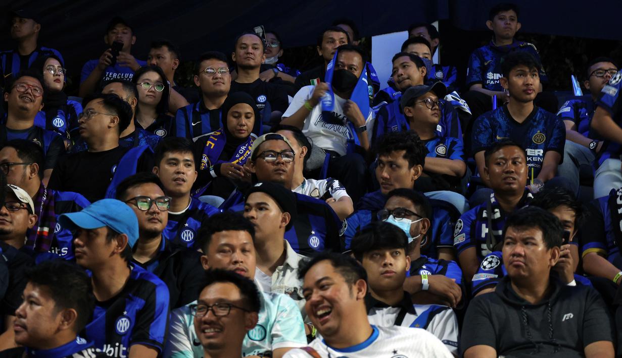 Fans Inter Milan menghadiri acara nonton bareng partai puncak Liga Champions antara Manchester City melawan Inter Milan yang diselenggarakan oleh Inter Club Indonesia (ICI) di Tenis Indoor Senayan, Jakarta, Sabtu (10/6/2023). (Bola.com/M Iqbal Ichsan)