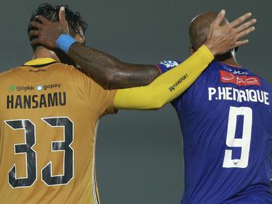 Striker Persiraja Banda Aceh, Pulo Henrique dan bek Bhayangkara FC, Hansamu Yama, saling menunjukkan solidaritas usai bersitegang pada laga BRI Liga 1 di Indomilk Arena, Minggu (29/8/2021). (Foto: Bola.com/M iqbal Ichsan)