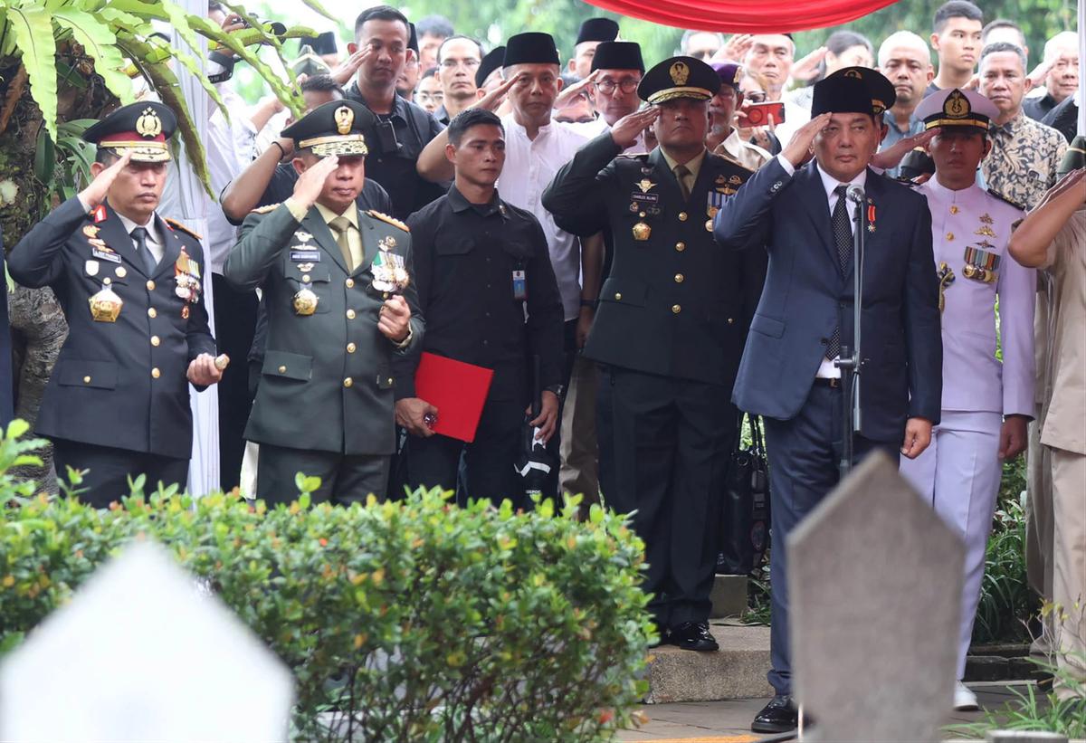 FOTO: Ryamizard Ryacudu Dimakamkan Secara Militer di TMP Kalibata