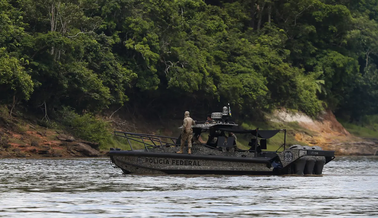 Kapal Polisi Federal berpatroli di Sungai Madeira, Borba, Amazonas, Brasil, 28 November 2021. Institut Lingkungan dan Sumber Daya Alam Terbarukan Brasil membakar lebih dari 60 tongkang untuk menahan penambangan emas ilegal di anak Sungai Amazon. (AP Photo/Edmar Barros)