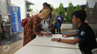 Peserta mengusi formulir pendaftaran audisi Q Academy di studio 1 Indosiar, Jakarta, (14/5). Selain audisi langsung, Indosiar juga memberikan kesempatan peserta di luar kota untuk mengikuti audisi online melalui Video.com. (Liputan6.com/Gempur M Surya)