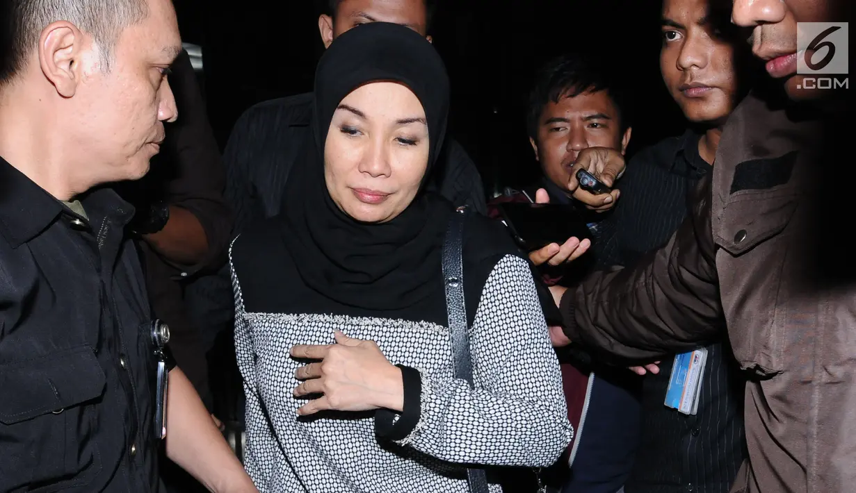 Istri Bupati Nganjuk, Ita Triwibawati meninggalkan gedung KPK Jakarta usai diperiksa, Kamis (26/10). KPK menyatakan untuk sementara Ita Triwibawati tidak terlibat dugaan suap yang melibatkan suaminya, Taufiqurrahman. (Liputan6.com/Helmi Fithriansyah)
