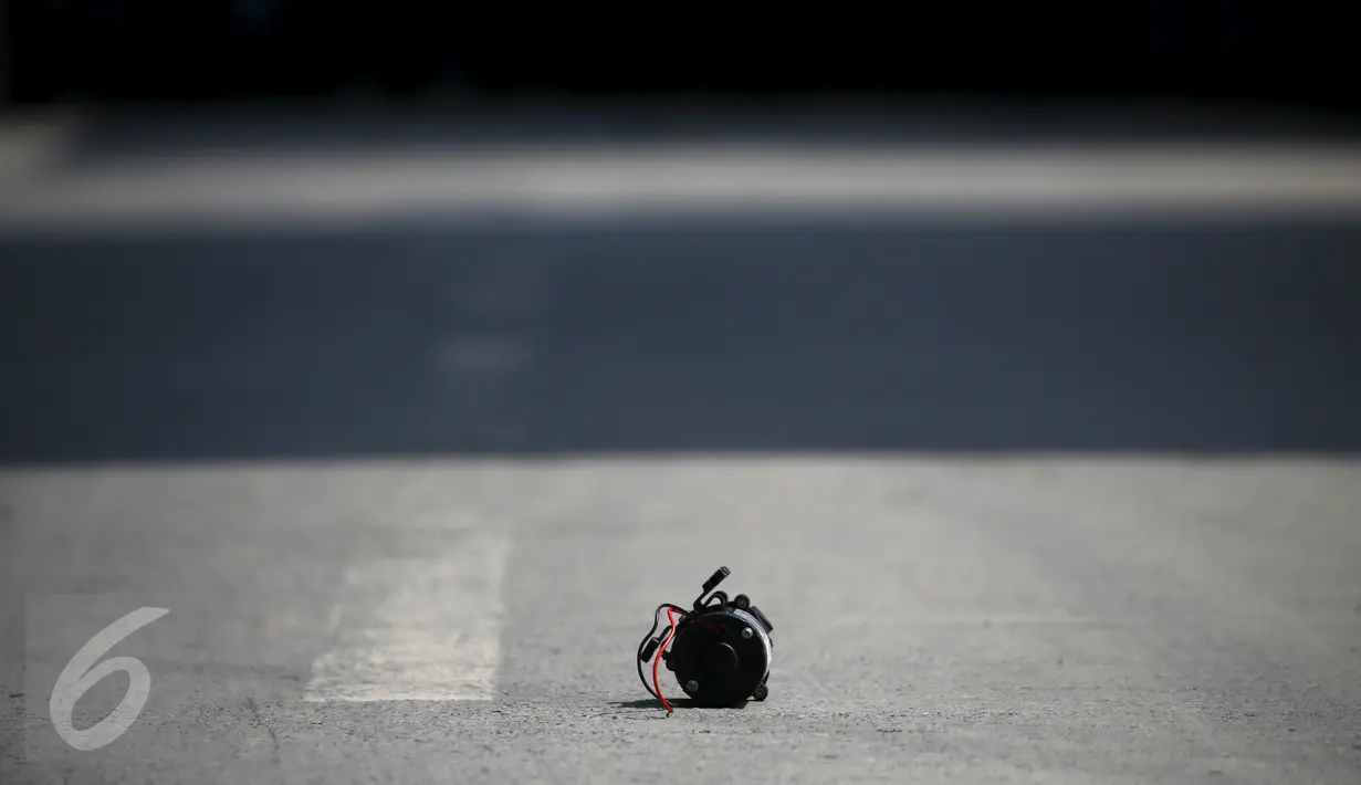 Benda mencurigakan yang dikira bom berada dijalan kompleks kantor Singha Durbar, Nepal, (1/3).Setelah diselidiki benda itu hanyalah sebuah alarm biasa. (REUTERS / Navesh Chitrakar)