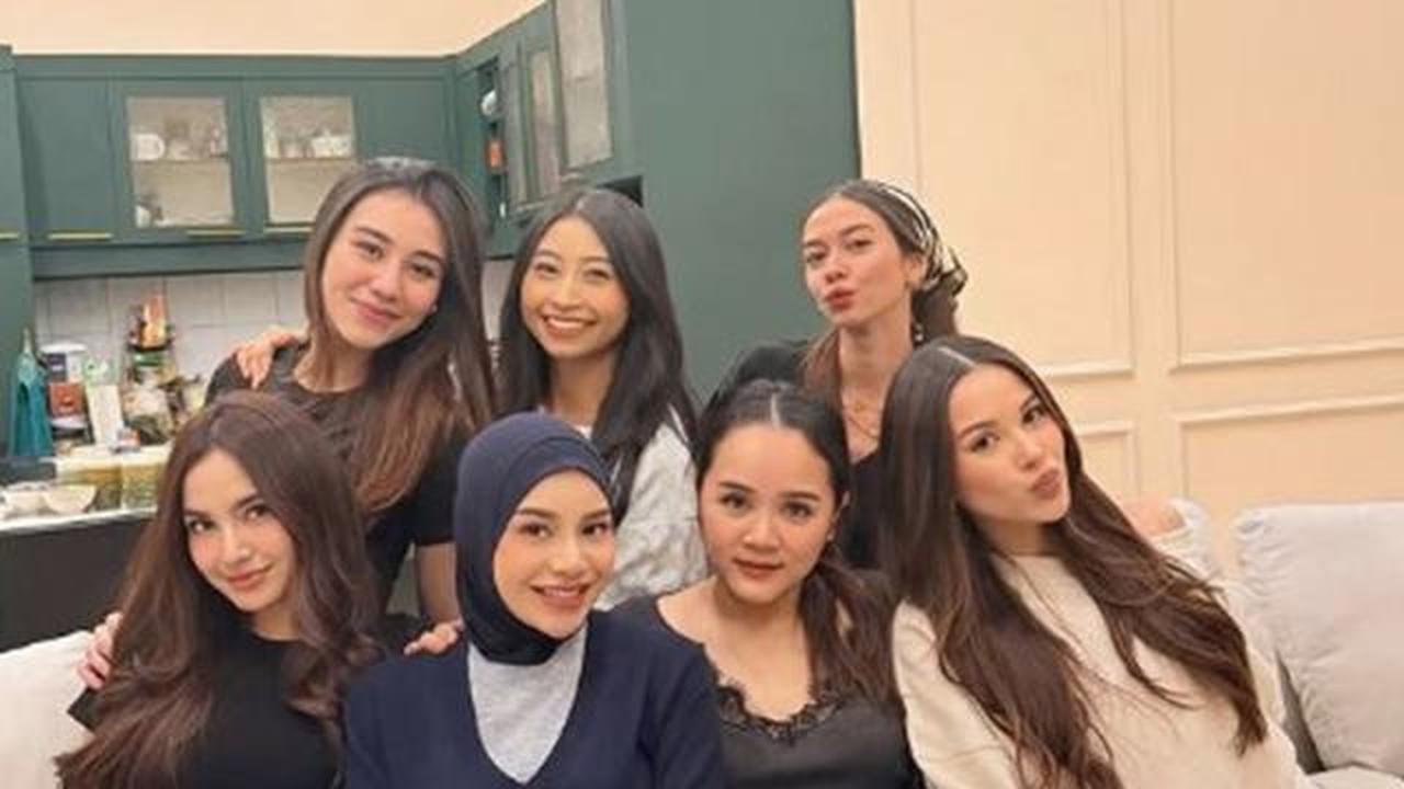 Buka Puasa Glamour, Intip 6 Potret Dapur & Meja Makan Aaliyah Massaid Bersama Teman Artis