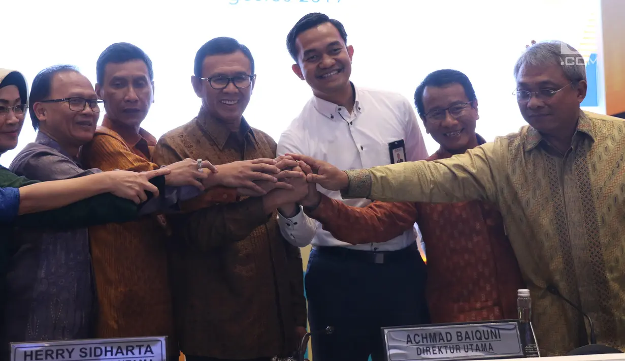 Direktur Utama BNI Achmad Baiquni (tengah) foto bersama usai mengikuti RUPSLB di Jakarta, Jumat (30/8/2019). Rapat juga memberhentikan secara hormat Catur Budi Harto dari posisi Direktur Bisnis Usaha Mikro Kecil Menengah (UMKM) dan Jaringan BNI. (Liputan6.com/Angga Yuniar)