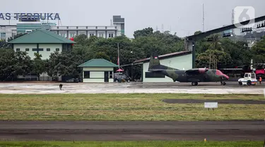 Sebuah pesawat TNI parkir di Apron Bandara Pondok Cabe, Pamulang, Tangerang Selatan, Banten, Rabu (29/12/2021). Kementerian Perhubungan menunjuk Bandara Pondok Cabe dan Bandara Soekarno-Hatta sebagai bandara pengganti selama revitalisasi Bandara Halim Perdanakusuma. (Liputan6.com/Faizal Fanani)