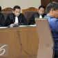 Ekspresi Rohadi saat didakwa menerima suap sebesar Rp 50 juta dalam perkara hukum yang melibatkan pedangdut Saipul Jamil di Pengadilan Tipikor, Jakarta, Senin (5/9). (Liputan6.com/Helmi Afandi)