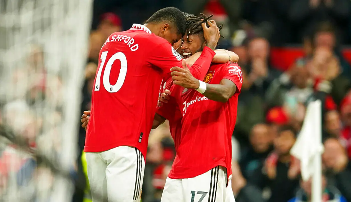 Pemain Manchester United Fred (kanan) merayakan dengan rekan setimnya Marcus Rashford usai mencetak gol ke gawang Tottenham Hotspur pada pertandingan sepak bola Liga Inggris di Old Trafford, Manchester, Inggris, 19 Oktober 2022. Manchester United mengalahkan Tottenham Hotspur dengan skor 2-0. (AP Photo/Dave Thompson)