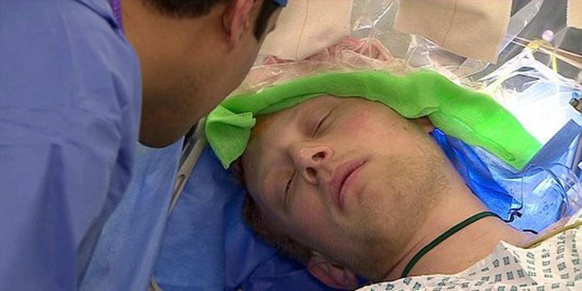 Mahasiswa ini bernyanyi saat operasi tumor otak