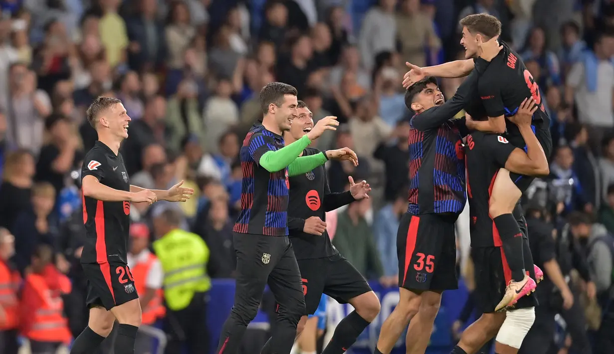 Para pemain Barcelona merayakan kemenangan setelah memenangkan pertandingan sepak bola Liga Spanyol melawan RCD Espanyol di Stadion RCDE, Cornella de Llobregat, pada 15 Mei 2025 waktu setempat atau Jumat (16/5/2025) dini hari WIB. (MANAURE QUINTERO/AFP)