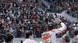 Marc Marquez menyapa penggemarnya seusai menjajal aspal Sirkuit Sentul dengan motor New Honda CBR 250RR. Selasa (25/10/2016). (Bola.com/Reza Bachtiar)