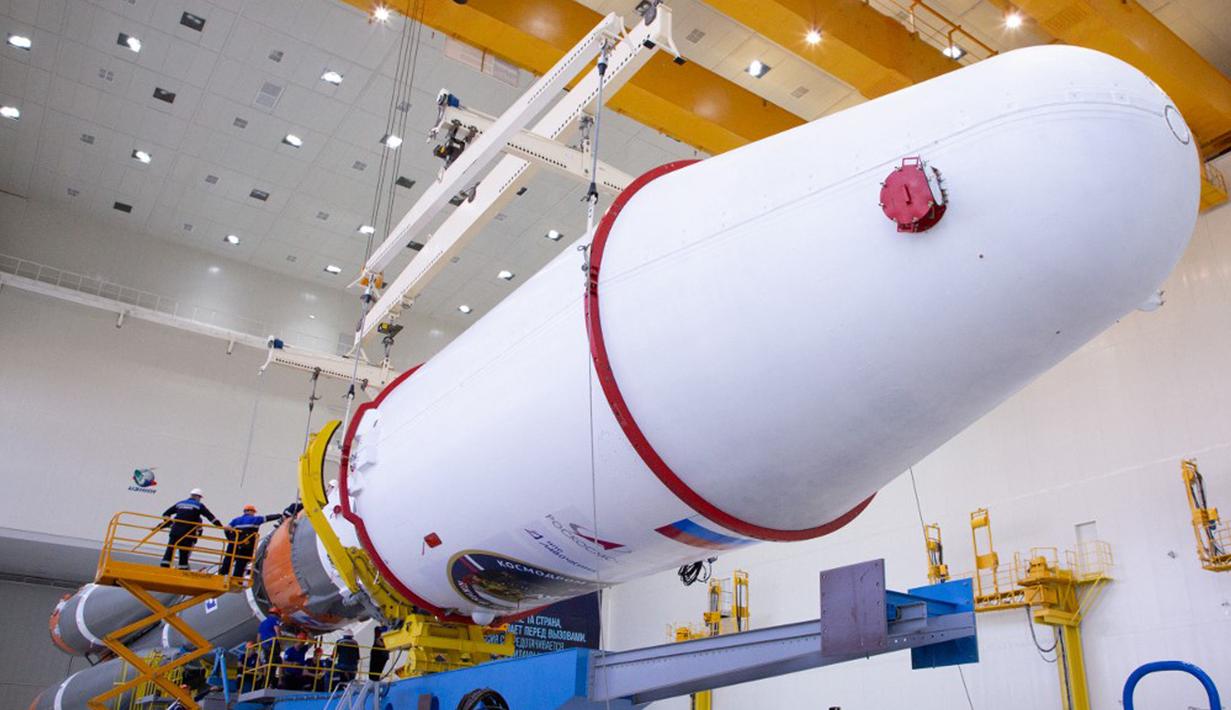 Foto selebaran ini diambil dan dirilis oleh Badan Antariksa Rusia Roscosmos pada 7 Agustus 2023, menunjukkan para teknisi menyelesaikan perakitan roket Soyuz 2.1b yang membawa pendarat Luna-25 sebelum peluncurannya yang dijadwalkan pada 11 Agustus 2023 di Kosmodrom Vostochny, sekitar 180 km sebelah utara Blagoveschensk, di wilayah Amur. (Handout/Russian Space Agency Roscosmos/AFP)