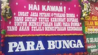  Aksi pembakaran karangan bunga oleh para buruh saat May Day kemarin tidak menyurutkan niat warga untuk mengirimkan bunga ke Balai Kota Jakarta. (Liputan6.com/Delvira Hutabarat)