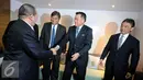 Ketua Umum PSSI, La Nyalla Mattalitti (kiri)bersalaman dengan Komite Ekskutif FIFA, Kohzo Tashima di kantor PSSI, Jakarta, Senin (2/11/2015). Rencananya delegasi FIFA juga akan menemui Presiden Jokowi di Istana Negara. (Liputan6.com/Helmi Fithriansyah)
