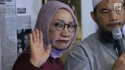 Ratna Sarumpaet saat konferensi pers terkait kasus penganiayaan yang dialaminya, Jakarta, Rabu (3/10). Ratna mengakui tidak ada penganiayaan yang diterimanya seperti kabar yang berkembang beberapa waktu terakhir. (Liputan6.com/Immanuel Antonius)