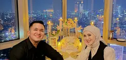 Momen spesial tersebut dirayakan secara intim bersama sang suami dalam suasana birthday dinner romantis dengan latar gemerlap lampu kota di malam hari. [@kesharatuliu05].