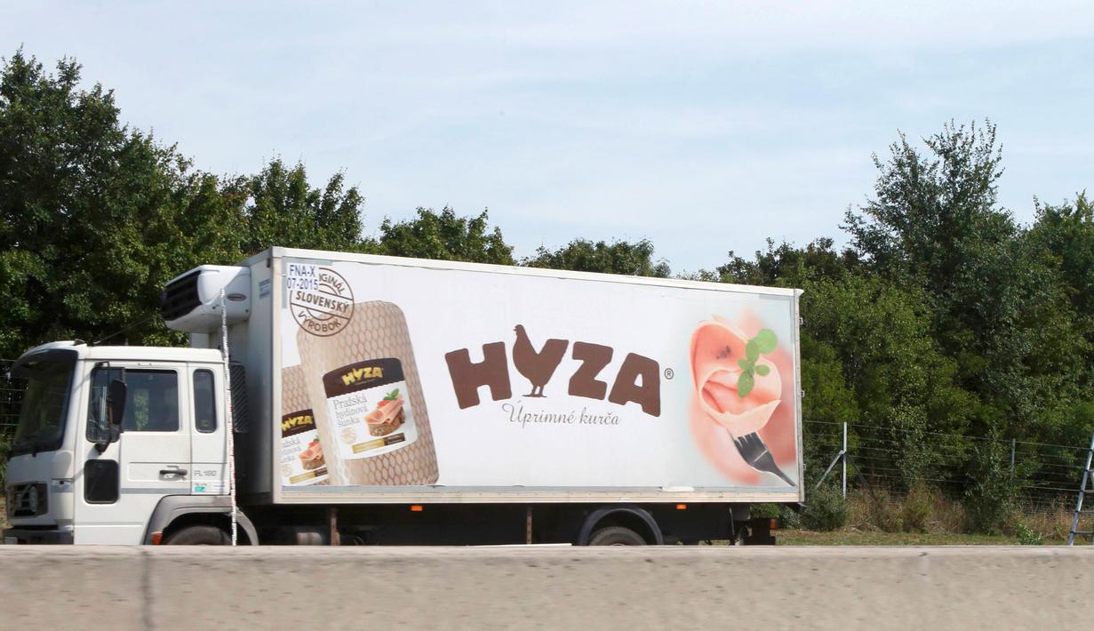Sebuah truk yang berisi sekitar 50 imigran gelap yang tewas terparkir di sebuah jalan tol di Austria, dekat perbatasan Hongaria, Kamis (27/8/2015). Indikasi awal mereka tewas karena kekurangan oksigen. (REUTERS/Heinz-Peter Bader)