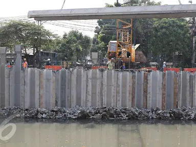 Proses pemasangan turab di Kali Sentiong, Jakarta Pusat, Rabu (15/3/2016). Pemasangan turab tersebut dilakukan untuk memperkokoh dinding kali agar lebih kuat, terutama saat musim hujan. (Liputan6.com/Immanuel Antonius)