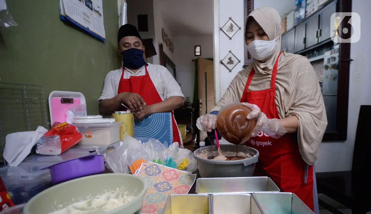 Perajin roti, Diyah Maryatini dibantu suaminya Slamet Ibrohim sedang memproses pembuatan brownies melted motif batik nusantara pesanan pembeli di Dapur Syabina, Pamulang, Tangerang Selatan, Banten, Jumat (2/10/2020). (merdeka.com/Dwi Narwoko)