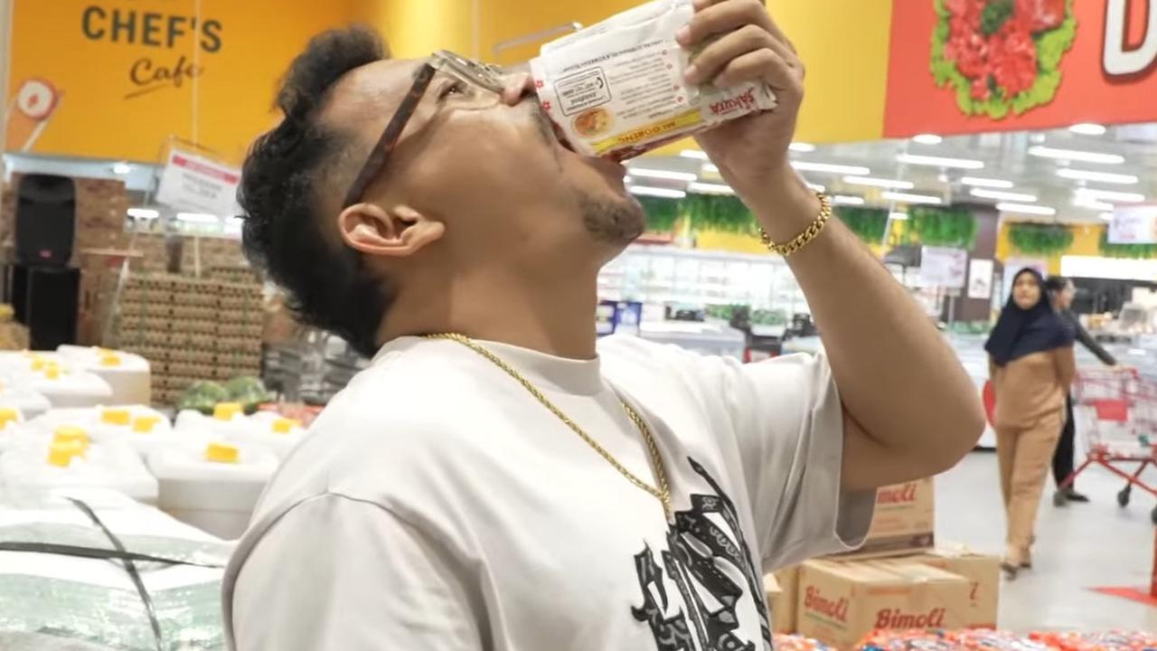 Gokil, Ebel Cobra Makan Mi Instan Mentah di Supermarket 'Seumur-umur Enggak Makan Begini'