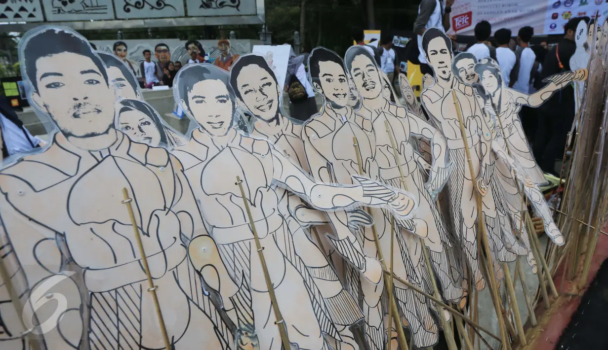 Aksi Wayang orang dalam rangka 'Deklarasi 10 Mei FCTC untuk Indonesia' di depan Istana Merdeka, Jakarta, Rabu (10/5). Akis tersebut mengajak anak muda berkolaborasi untuk mengakhiri hegemoni industri rokok di Indonesia. (Liputan6.com/Angga Yuniar)