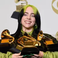 Billie Eilish berpose dengan piala penghargaan Grammy Awards 2020 di Staples Center, Los Angeles, Amerika Serikat, Minggu (26/1/2020). Eilish memborong lima piala dalam perhelatan musik akbar yang diselenggarakan ke-62 kalinya ini. (AP Photo/Chris Pizzello)