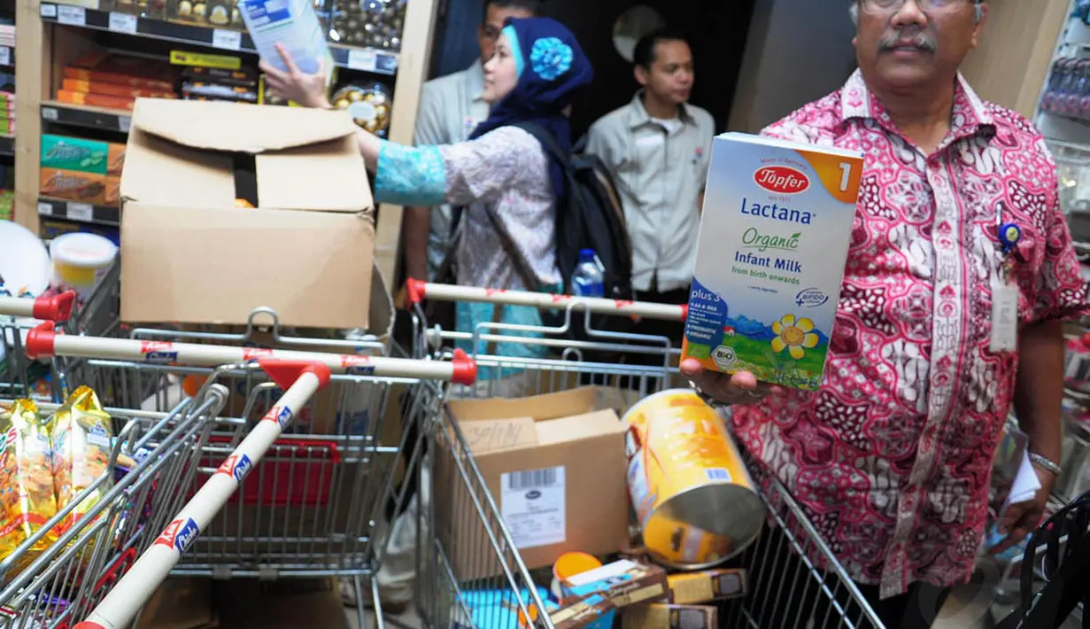 Plt. Deputi Bidang Pengawasan Keamanan Pangan dan Bahan Berbahaya BPOM, Drs. Suratmono menunjukkan produk yang tidak memiliki izin saat melakukan sidak di salah satu pusat perbelanjaan di Jakarta, Rabu (25/6/14). (Liputan6.com/Faizal Fanani)