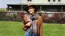 <p>Seperti postingan Nadya baru-baru ini, perempuan berdarah Australia-Batak ini terlihat memesona mengenakan busana ala koboi.  (Instagram/nadyahutagalung).</p>