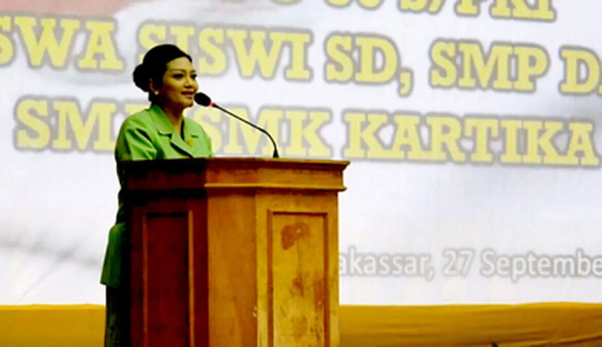 "Ber-Komitmen Penuh Membina  Mendidik Mengarahkan Menjaga Menjadikan —�— Memberikan Pandangan Umum kpd 2.400 Siswa Siswi Sekolah Yayasan KARTIKA di Makassar. Sekolah Milik TNI AD." tulis Bella dalam Instagramnya. (Instagram/bellasaphiraofficial)