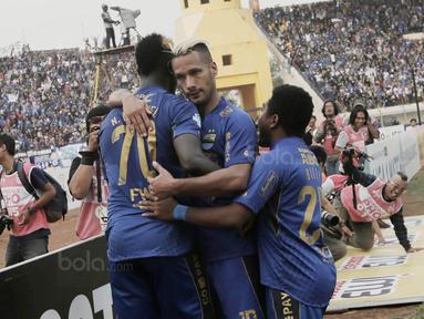 Para pemain Persib merayakan Gol yang dicetak oleh Ezechiel Ndouasel ke gawang Semen Padang pada laga Liga 1 Indonesia di Stadion Si Jalak Harupat, Bandung, Sabtu, (9/9/2017). Persib ditahan imbang 2-2 oleh Semen Padang. (Bola.com/M Iqbal Ichsan)