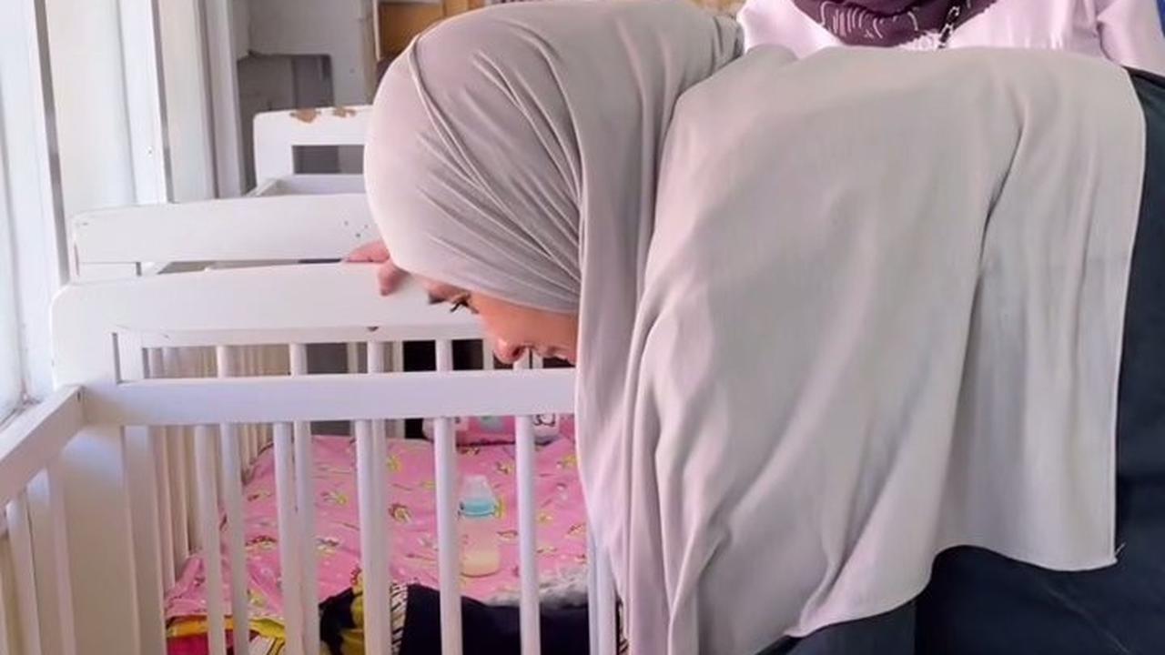 6 Potret Dimas Seto dan Dhini Aminarti Gendong Balita saat Kunjungi PSAB Bandung, Auranya Mengayomi Banget