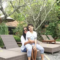 Hal senada diungkapkan oleh pengara Evelyn, Henry Indraguna. Kliennya sengaja tidak hadir yang beragendakan putusan tersebut. Alasannya, Evelyn tidak mau kesedihannya diketahui oleh banyak orang. (Instagram/ev0124)