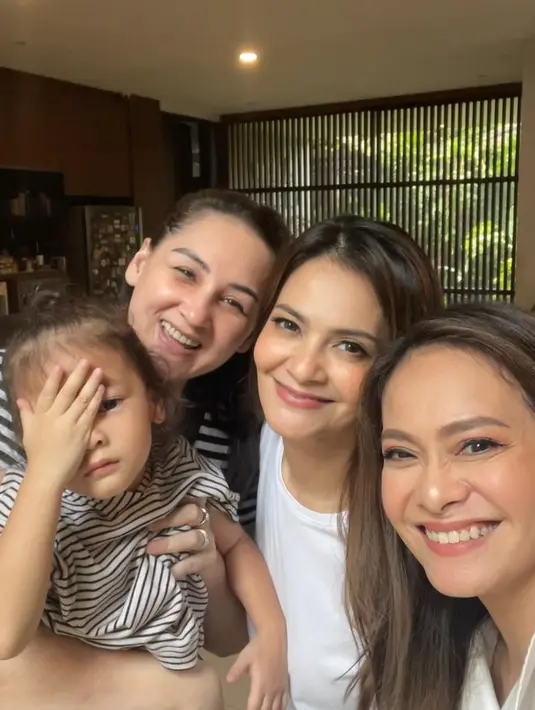 Atasan putih baik kaus atau kemeja, jadi outfit andalan Tari dan Echa. [Foto: Instagram @ersamayori]