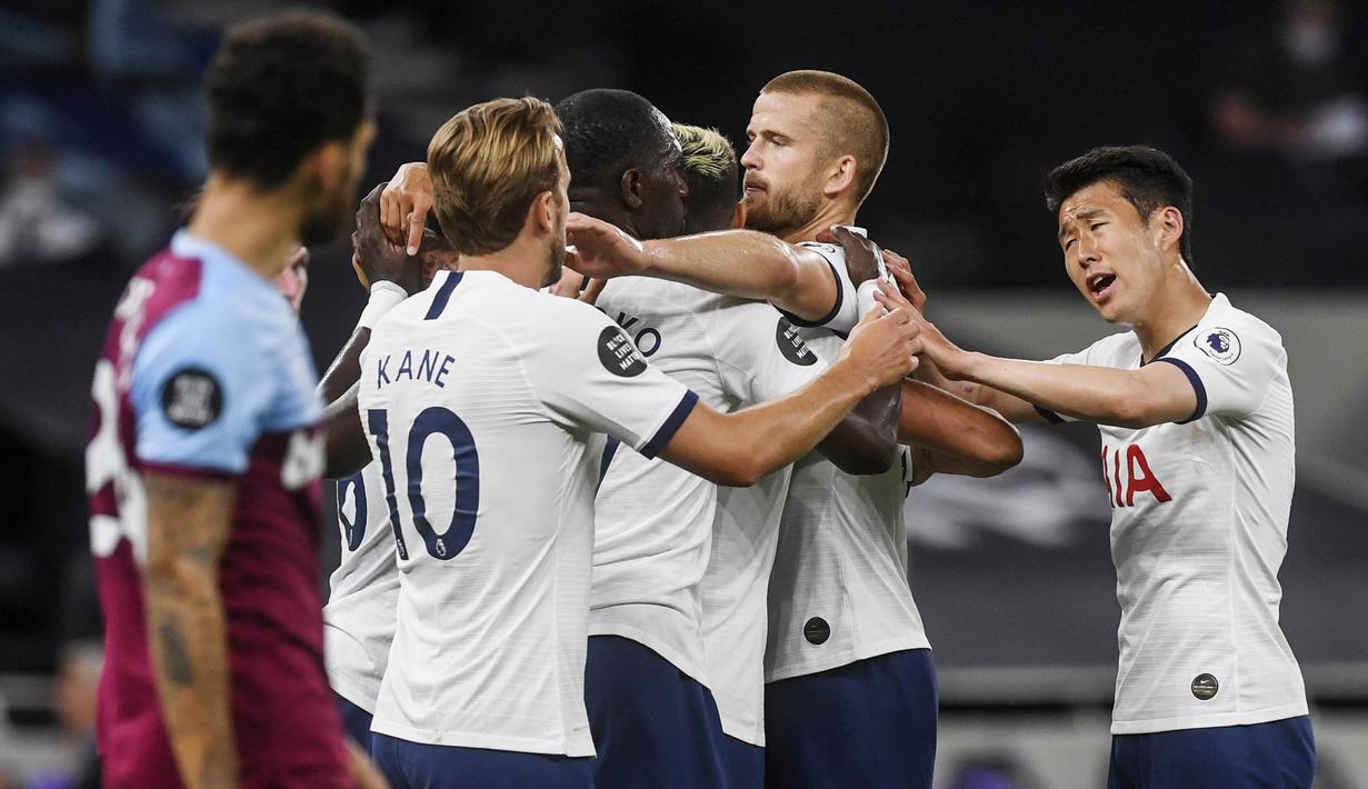 Para pemain Tottenham Hotspur merayakan gol ke gawang West Ham United pada laga Premier League di Stadion Tottenham Hotspur, Selasa (23/6/2020). Tottenham menang 2-0 atas West Ham. (AP/Neil Hall)