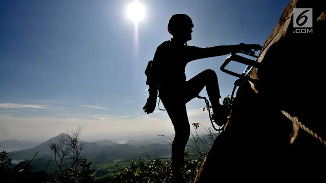 Menguji Adrenalin Melewati Tebing Gunung Parang
