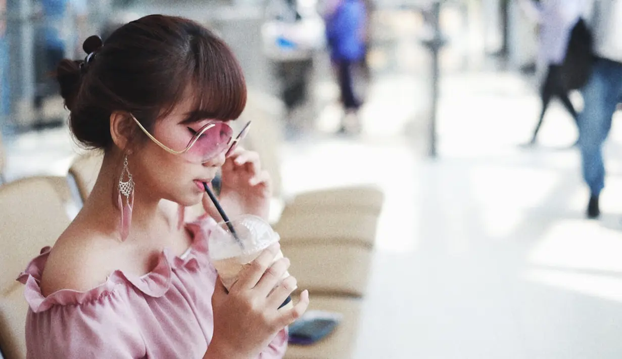 Setelah tereliminasi dari panggung Indonesian Idol 2018, Ghea Indrawari memang sudah terbilang jarang muncul di televisi. Namun, terkait gayanya, Ghea tampak semakin hits dan kekinian dalam berbusana. (Instagram/gheaindrawari)