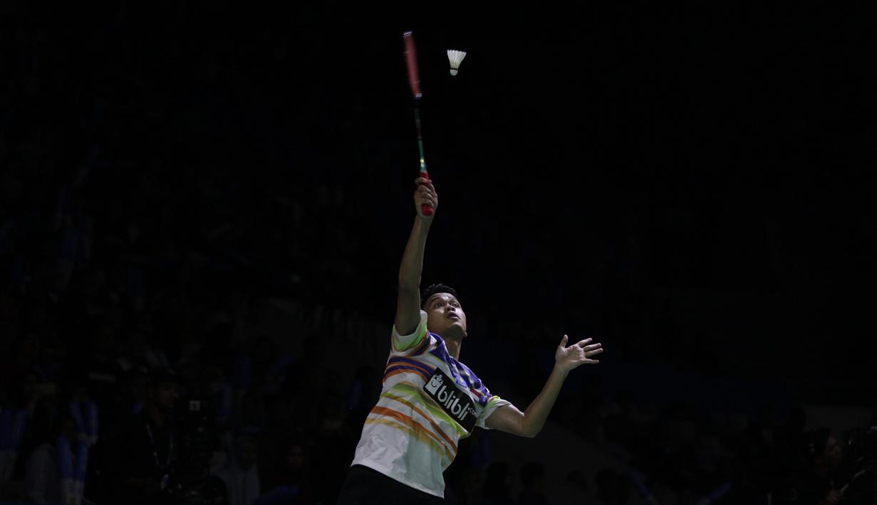 Tunggal putra Indonesia, Anthony Ginting, mengembalikan kok saat melawan Lu Guang Zu pada Blibli Indonesia Open 2019 di Istora Senayan, Jakarta, Selasa (16/7). Ginting menang 20-22, 23-21 dan 21-18. (Bola.com/Vitalis Yogi Trisna)