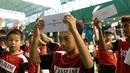 Peserta dengan amplop pengumuman Audisi Grand Final Djarum Beasiswa Bulutangkis 2015. Minggu (6/9/2015). (Bola.com/Arief Bagus)