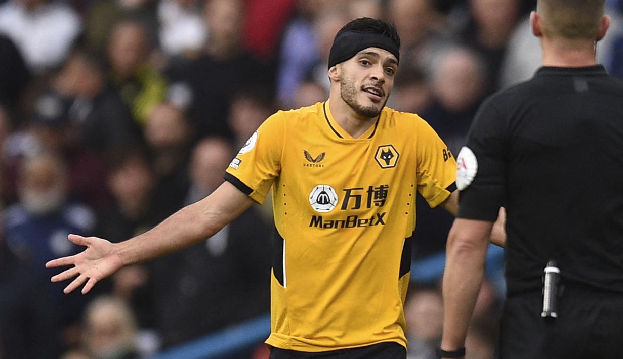 Raul Jimenez telah menjadi tulang punggung lini depan Wolves sejak dipermanenkan pada 2019. Meski baru kembali dari cedera kepala serius pada musim lalu, Jimenez perlahan-lahan kembali untuk tamil tajam. Namun, sejauh ini, ia tercatat telah terjebak offside sebanyak 10 kali. (AFP/Oli Scarff)