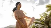 8 Model Maxi Dress untuk Badan Petite, Tampil Stylish dan Terlihat Jenjang