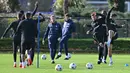 Para pemain Chelsea menjalani latihan di Cobham, Stoke D'Abernon, Inggris, 1 November 2022. Chelsea akan menghadapi Dinamo Zagreb pada pertandingan sepak bola Grup E Liga Champions. (Glyn KIRK/AFP)