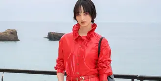 Nana Komatsu tampil edgy dalam dress merah bertekstur dengan siluet ringan, memadukan girly dan cool attitude. A$AP Rocky mencuri perhatian dengan layering smart-casual: jaket suede beige dipadu kemeja merah bold dan celana tailored, dilengkapi tas Chanel pink statement yang playful sekaligus sentimental. [Dok/Chanel].