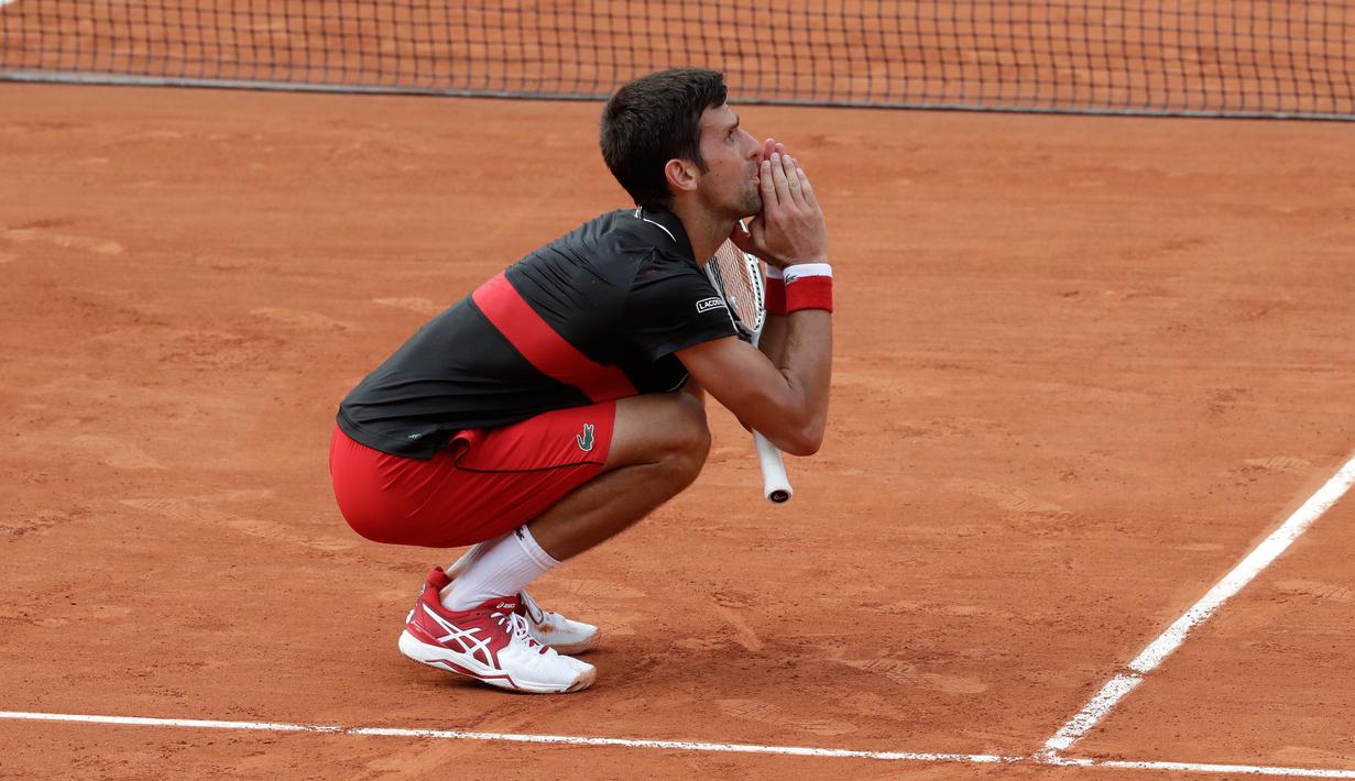 Reaksi petenis Serbia, Novak Djokovic saat melawan petenis Italia Marco Cecchinato pada perempatfinal Prancis Terbuka 2018 di stadion Roland Garros, Selasa (5/6). Djokovic dikalahkan petenis non-unggulan dalam duel empat set. (AP/Alessandra Tarantino)